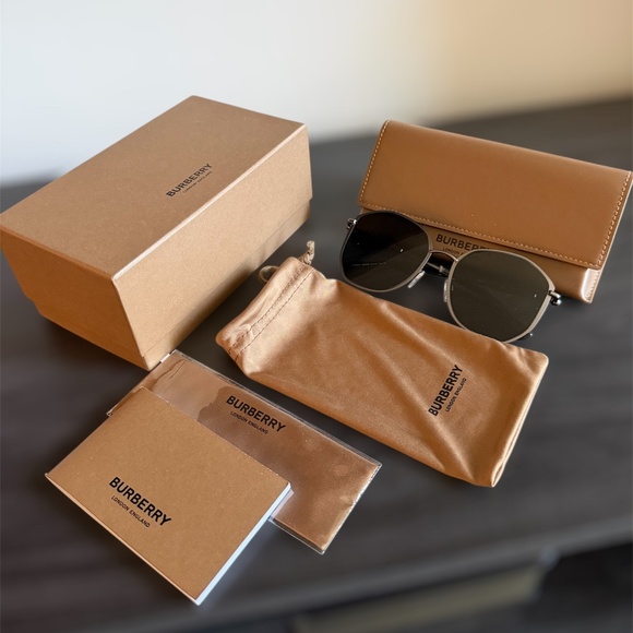 Burberry Dark Grey Sunglasses NEW - Picture 1 of 5